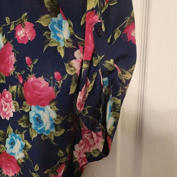 Beautiful floral sheer blouse - Picture 3 of 7